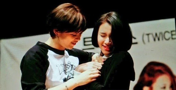 만지는 걸 좋아하는 트와이스 정연이...gif | 인스티즈