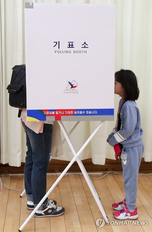어린이날 부모님들 따라 투표장 온 아이들 .jpg | 인스티즈