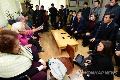 오늘 나눔의 집을 방문하여 위안부 피해자 할머니들을 위로하는 문재인 대표 | 인스티즈
