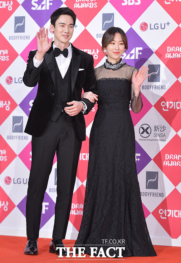 오늘자 연기대상 레드카펫 유연석 서현진 | 인스티즈