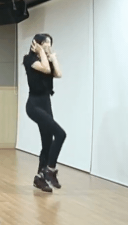 검은 반팔티입고 안무연습하는 설현 | 인스티즈