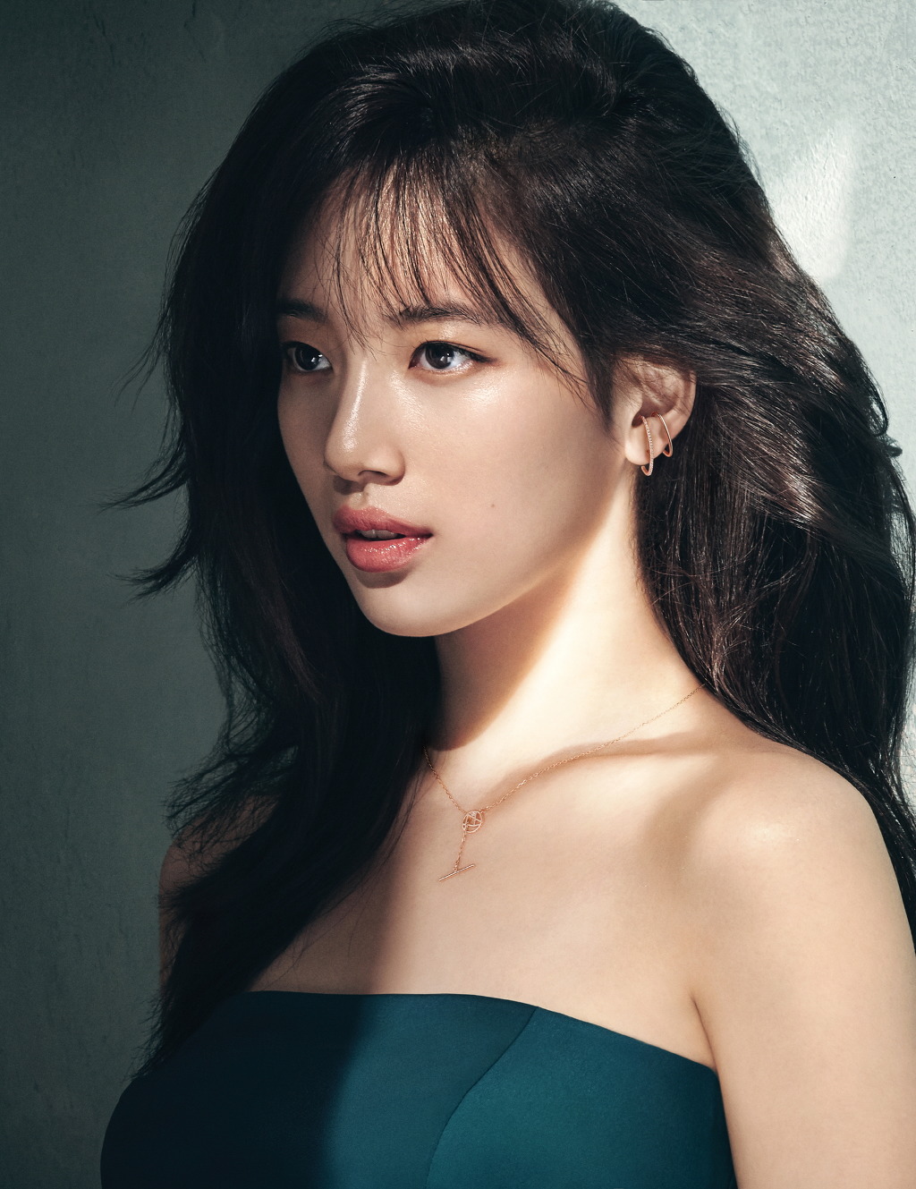 수지 어깨노출 | 인스티즈