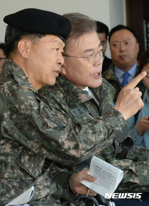 화력격멸훈련 참관하는 문재인 | 인스티즈