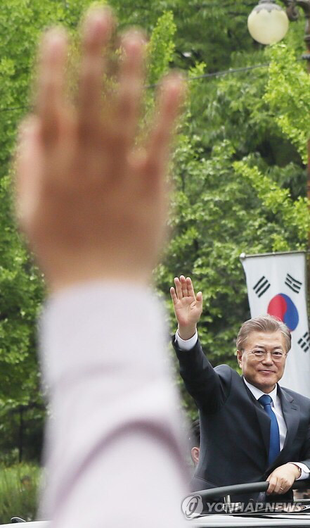 박근혜와 문재인의 카 퍼레이드 비교 | 인스티즈