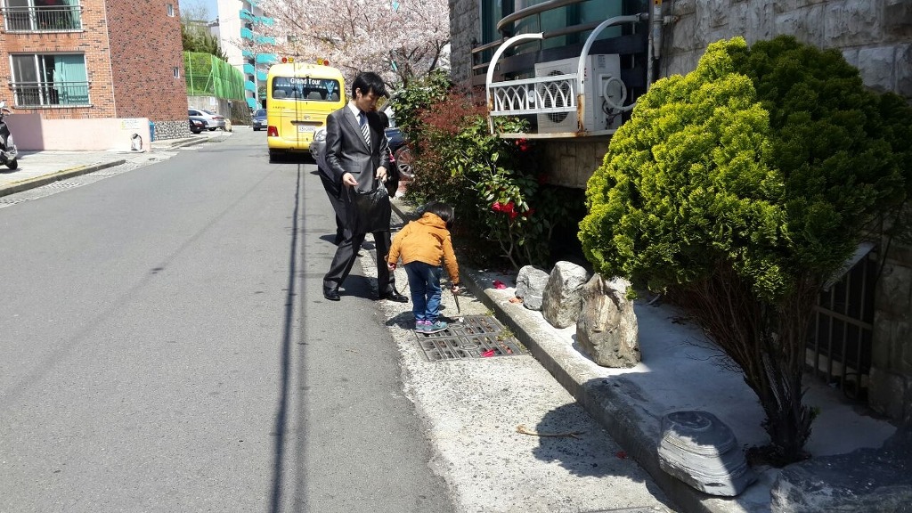 청소하는청년들 이미지