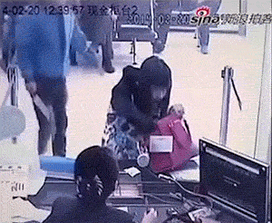 큰부엌칼을 들고 위협하는 대륙의 강도ㄷㄷㄷㄷㄷㄷㄷㄷ.gif | 인스티즈