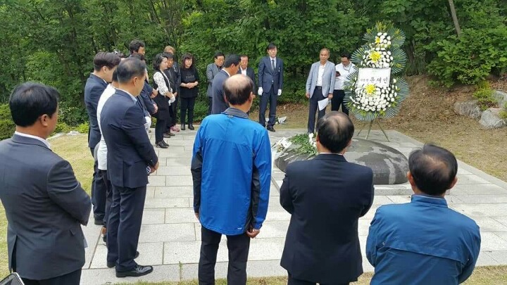 현충일을 맞아 장준하선생님 묘역에도 조화를보낸 문재인대통령 | 인스티즈