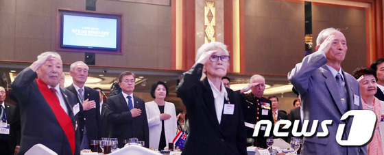 오늘자 6·25전쟁 67주년 참전유공자 위로연에 참석한 문재인 대통령 부부.jpg | 인스티즈