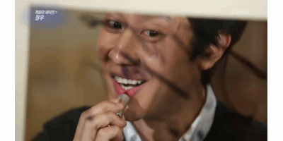 [데이터주의] 남배우들에게 립스틱을 발라보라고 하면.gif | 인스티즈