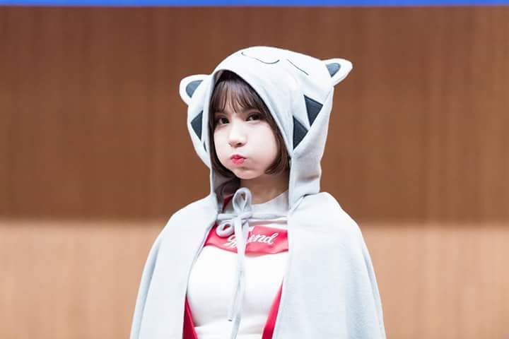 귀엽다고 난리인 고양이 망토 두른 여자친구 은하.jpg | 인스티즈