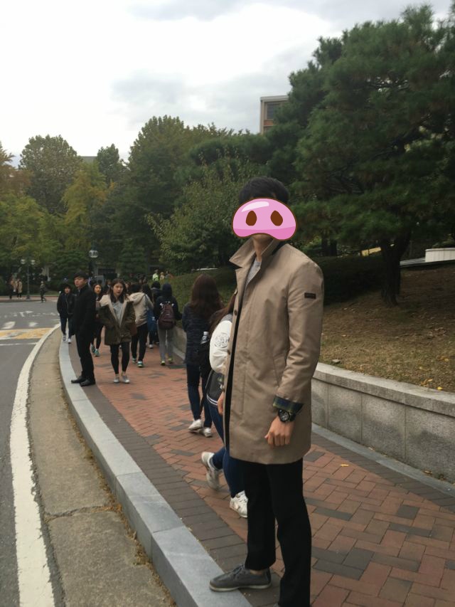 이화여대 대강당 앞 사복경찰들대통령 들어오고 김을동 나경원의원도 왔대^^(사진) | 인스티즈