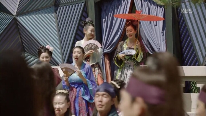 [화랑] 1500년 전 인기 아이돌 화랑 출근길 풍경.jpg (feat.럽라 떡밥) | 인스티즈