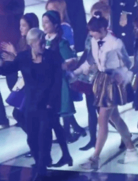 궁디팡팡 좋아하는 예린.gif | 인스티즈