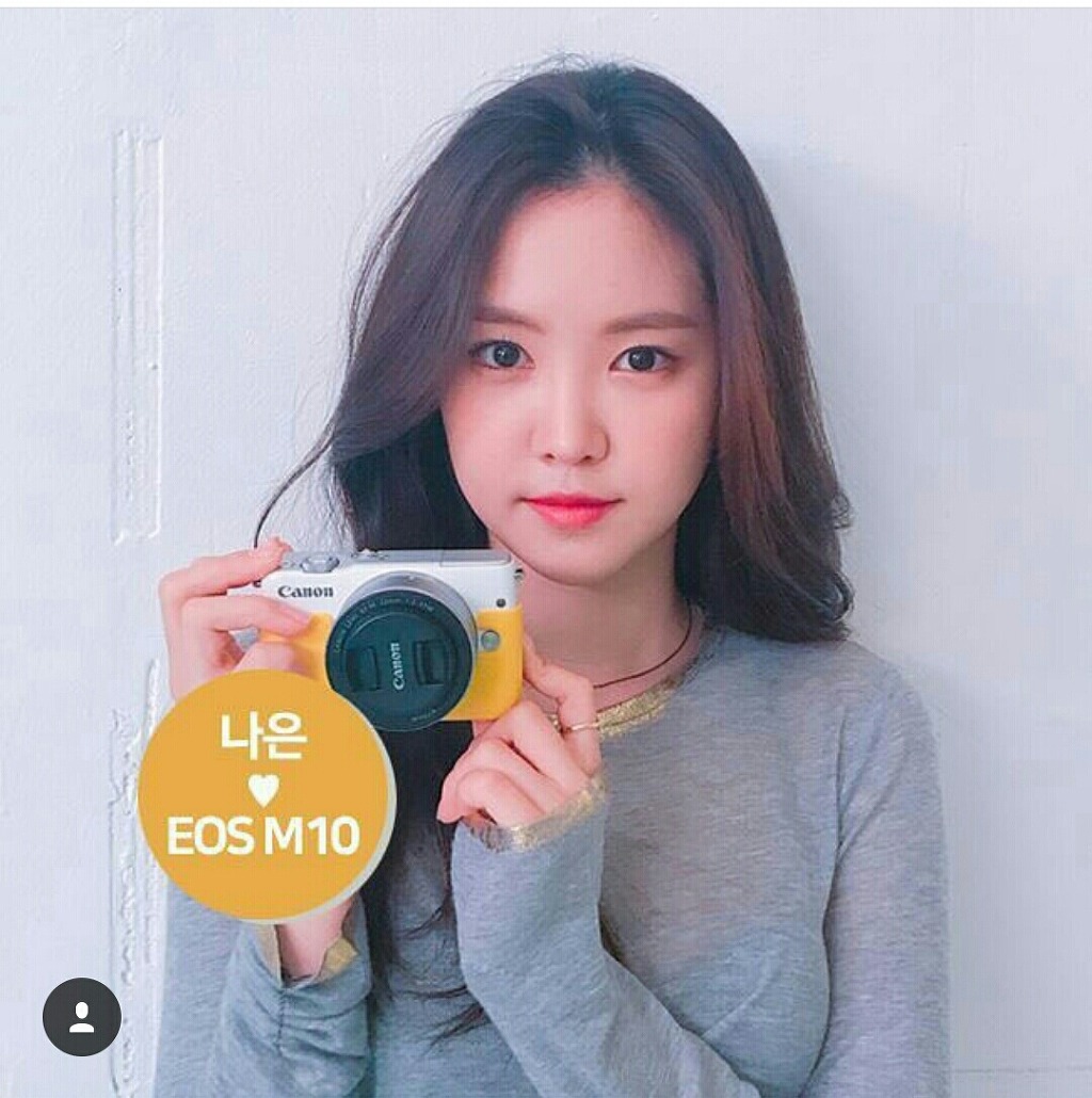 캐논카메라 들고있는 손나은 | 인스티즈