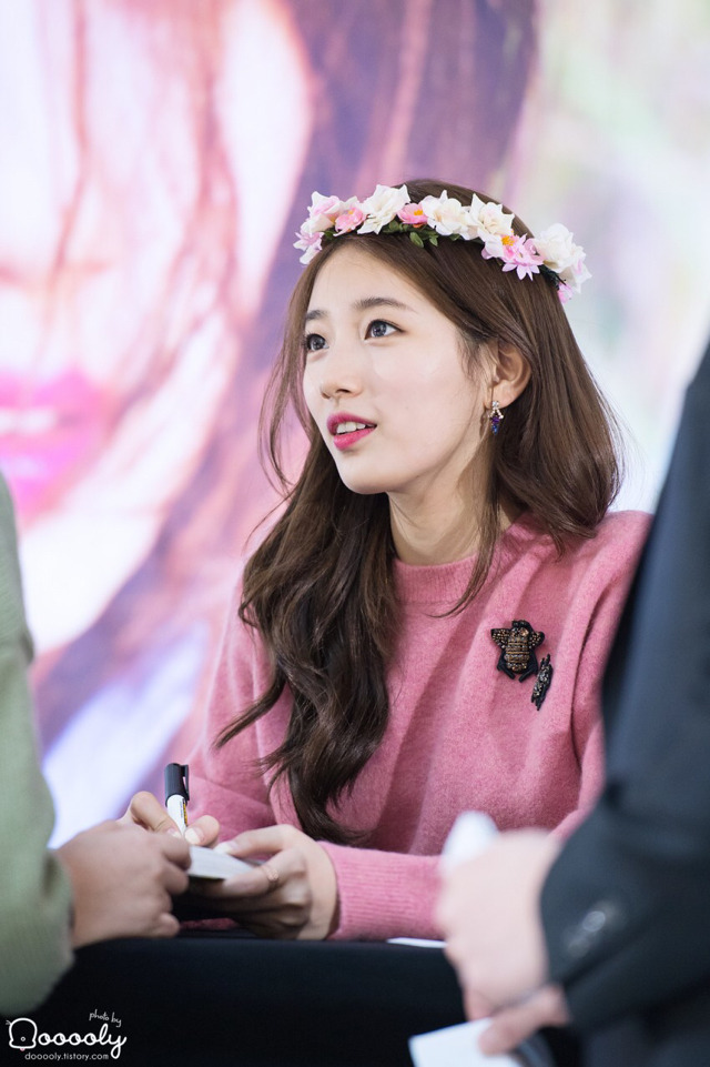 머리에 뭘 자꾸 얹어놓은 수지.jpg | 인스티즈