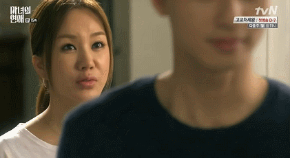 연하남친과 키스 중에 연하남과 연애중인 엄마가 찾아왔다.gif | 인스티즈