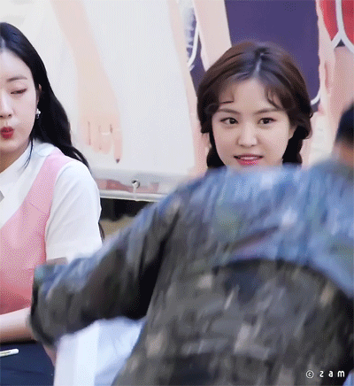 군인을 본 여자아이돌.gif | 인스티즈