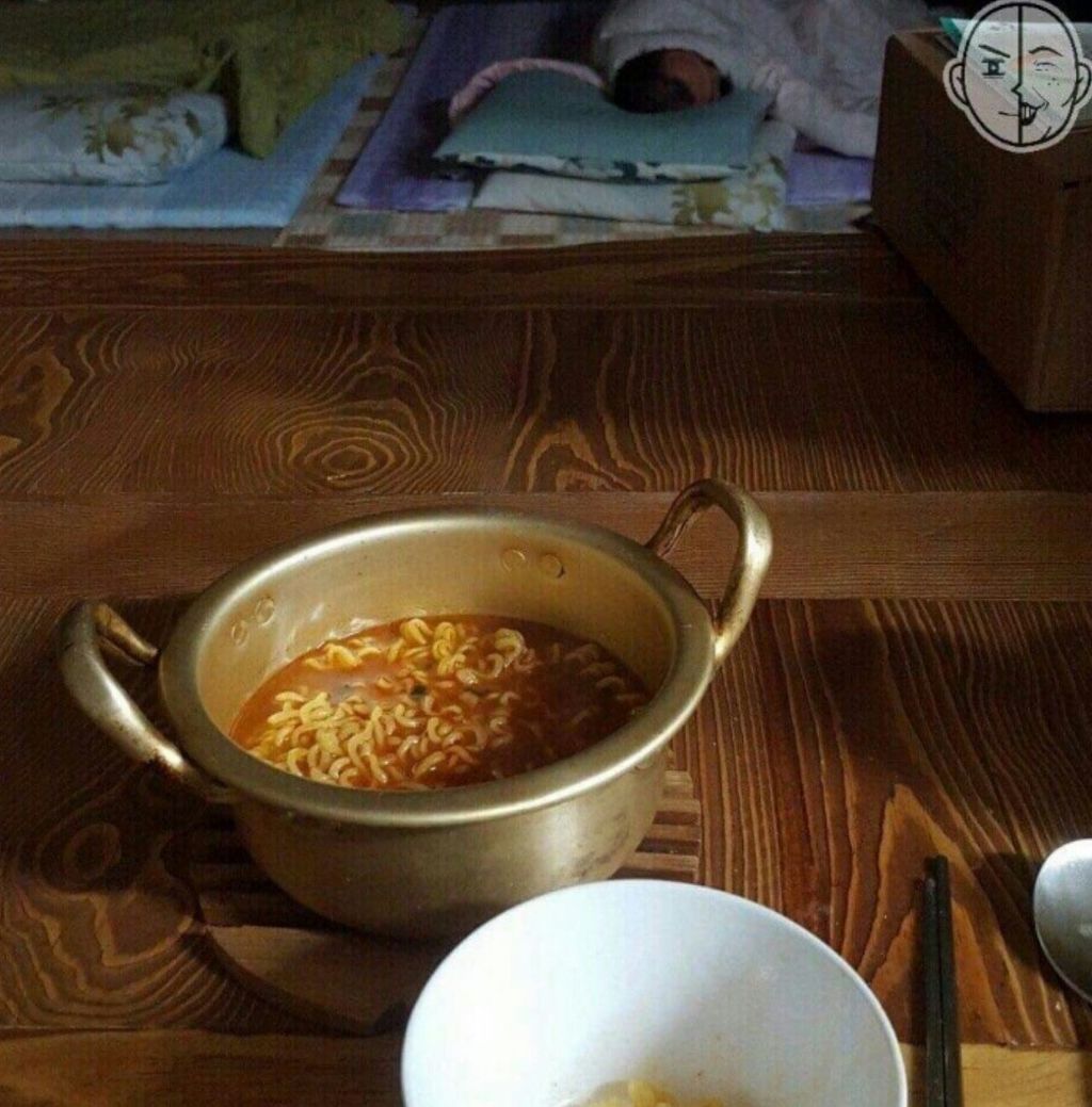 애기앞에서 라면먹는 여자.jpg | 인스티즈