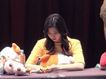 [트와이스] 삐까츄 하고 뿌듯해 하는 사나 .gif | 인스티즈