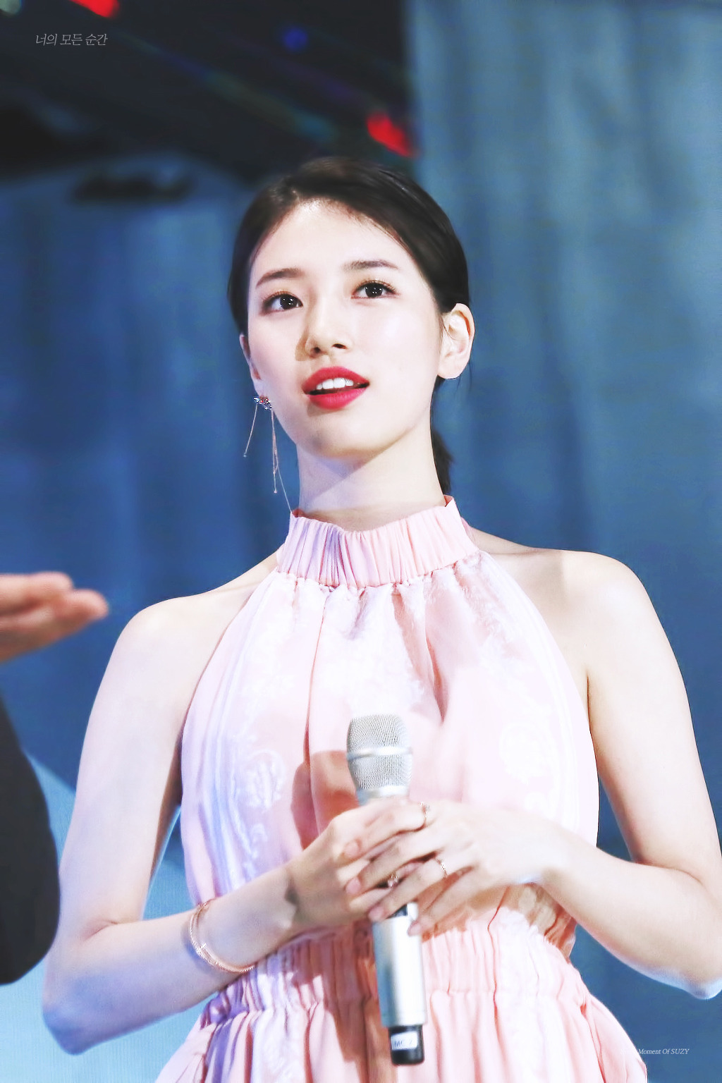 드레스 입은 백상예술대상 수지.jpg | 인스티즈