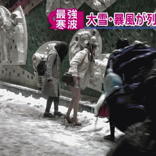 빙판길에서 넘어지는 여성.gif | 인스티즈