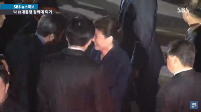 웃으면서 지지자들과 인사하는 박근혜씨 | 인스티즈