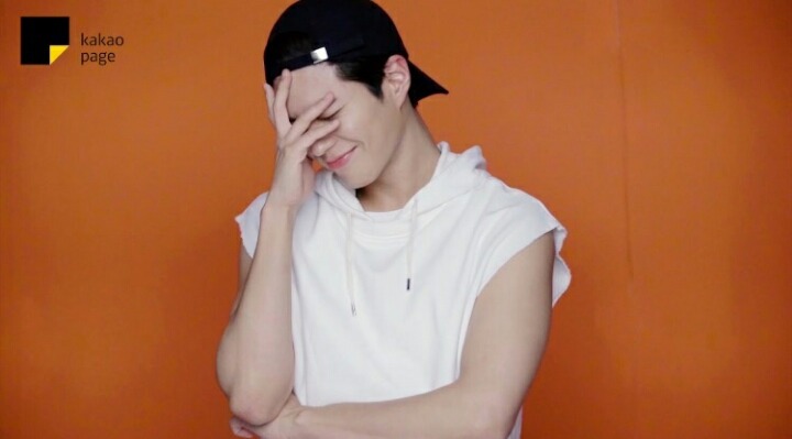 자기가 찍은 광고 사진 가져가는 박보검.gif | 인스티즈