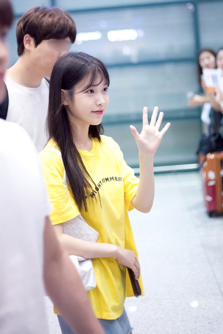 노랑 노랑한 아이유 인천공항 입국사진. png | 인스티즈