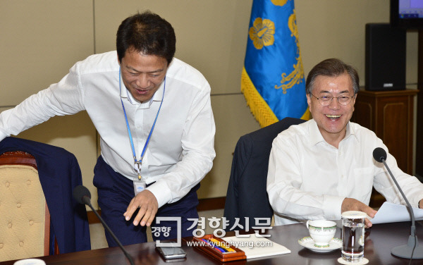 오늘자 지각한 임종석 비서실장.jpg | 인스티즈