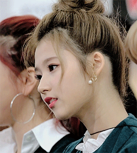 더쿠를 대하는 사나 공주님.gif | 인스티즈