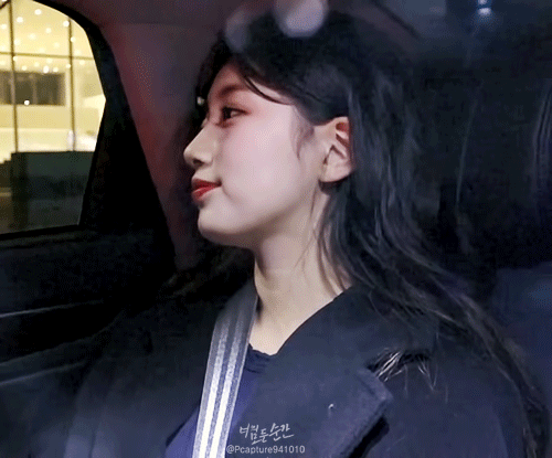 여자피디에게 얼굴로 애교 부리는 수지 | 인스티즈
