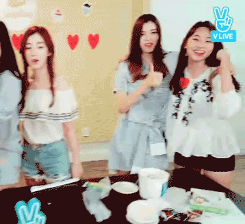 언니들에게 이쁨 받고 있는 강미나 | 인스티즈