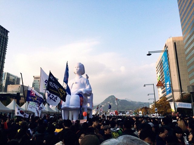 광화문에 등장한 소녀상 | 인스티즈