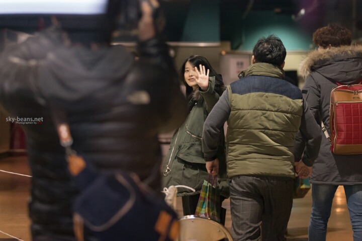 수수한 모습으로 퇴근하는 아이유.jpg | 인스티즈