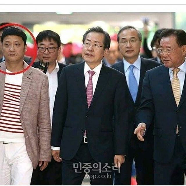 홍준표 옆에 있는 남자 | 인스티즈