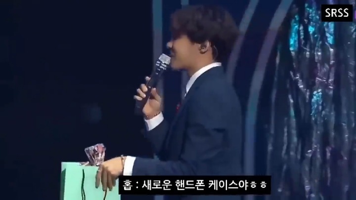 방탄소년단 지민 핸드폰에 껌 붙인 제이홉 | 인스티즈