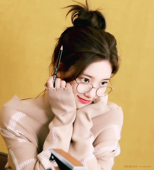 안경도 잘어울리는 수지.gif | 인스티즈