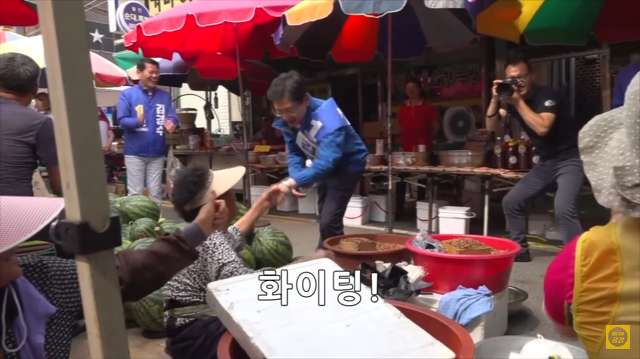 경남에서 아이돌급 인기를 자랑하는 김경수ㅋㅋㅋㅋㅋ.jpgif | 인스티즈