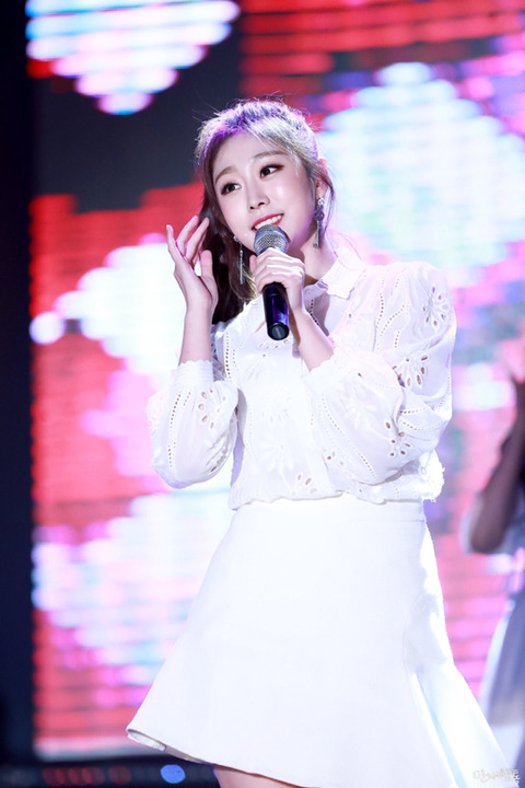 [러블리즈] 보고서를 다 쓰고 먹는 호두과자는 꿀맛이라서 지수 | 인스티즈