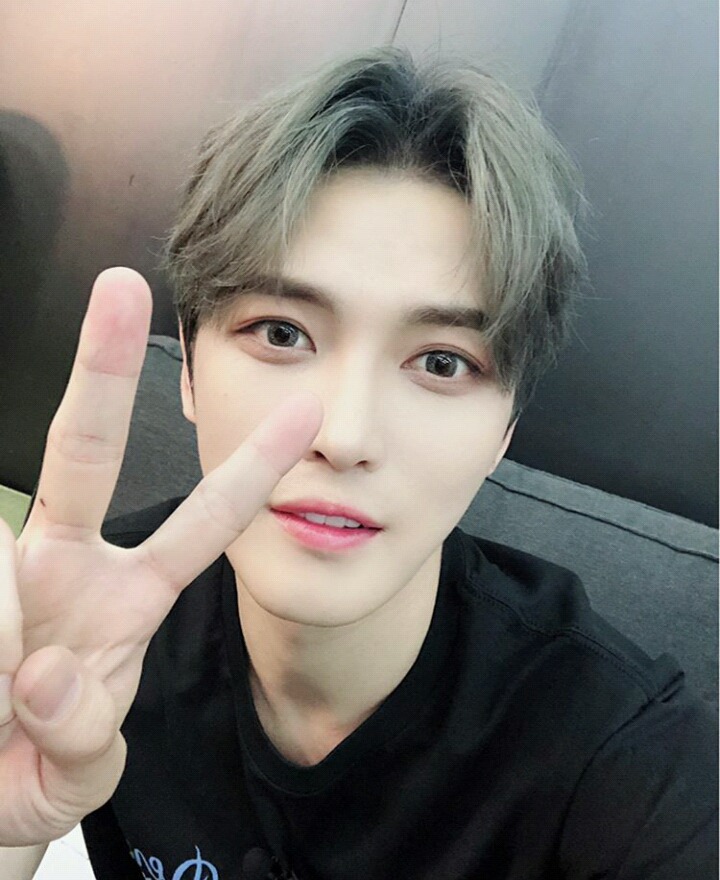 과거 동방신기시절 별명이 비쥬얼쇼크 였던 비쥬얼담당 김재중 10년전 사진과 현재 모습 사진 | 인스티즈