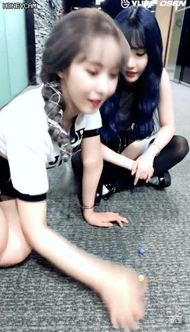 음악방송 대기타임에 공기놀이하는 여자친구.gif | 인스티즈