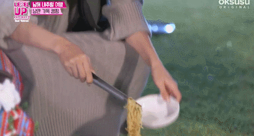 저녁 다 먹고 후식으로 라면 끓이는 슬기.gif | 인스티즈