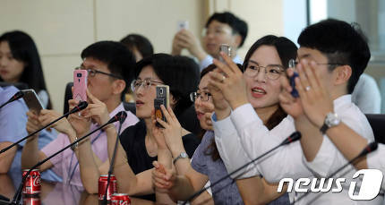 다들 첨에는 절 보고 좋아하시더라구요 | 인스티즈