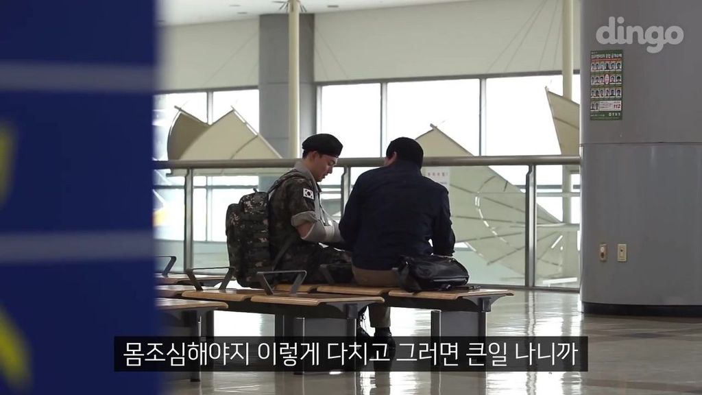 팔을 다친 군인이 신발 끈을 묶어달라고 부탁 한다면?...JPG | 인스티즈