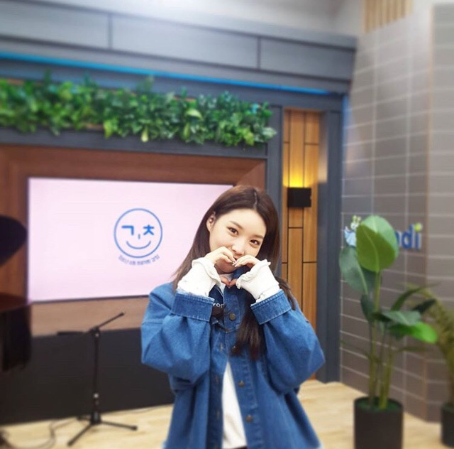 라디오 진행하는 청하.jpg | 인스티즈