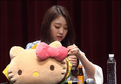 악력이 약해서 뚜껑도 제대로 못따는 러블리즈 지수.gif | 인스티즈