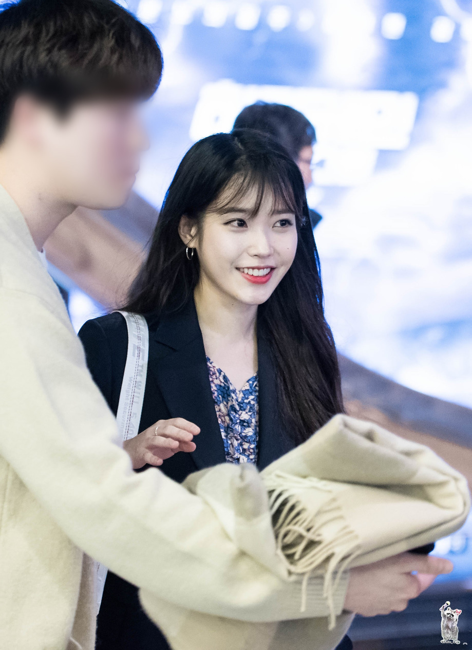 귀엽고 이쁜데 섹시하기까지한 아이유.jpgif | 인스티즈