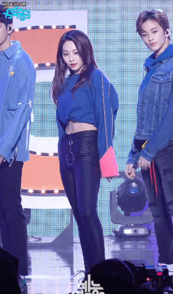 복근이 살짝 보이는 강미나.gif | 인스티즈