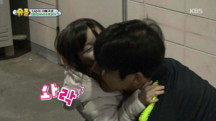 아빠랑 헤어지는게 슬퍼서 우는 나은이 | 인스티즈