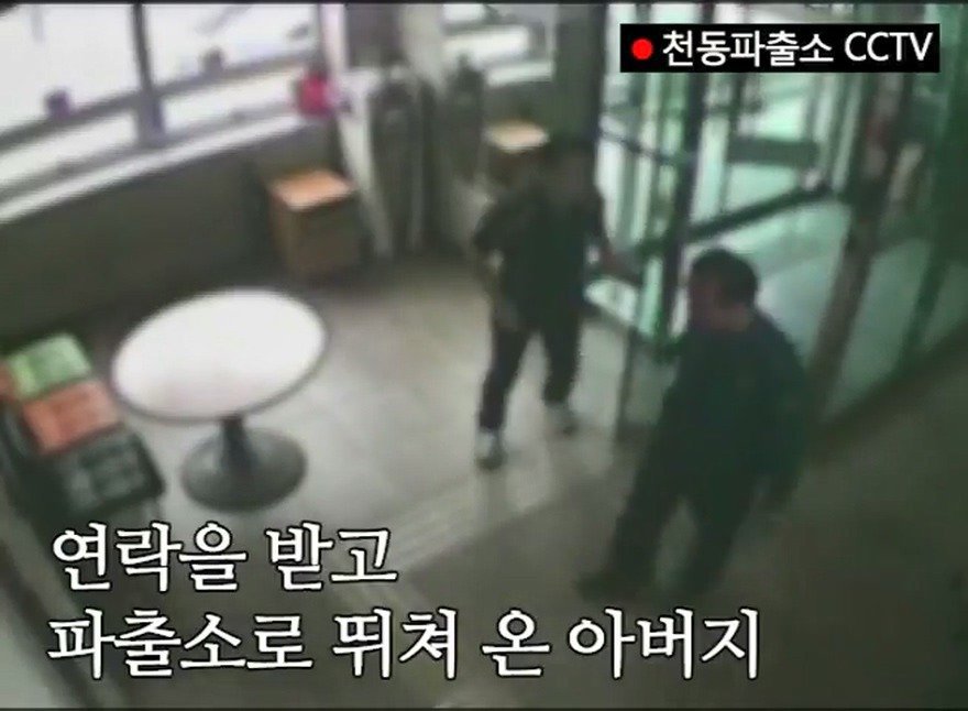 길 잃은 아이를 데려가는 남자 | 인스티즈